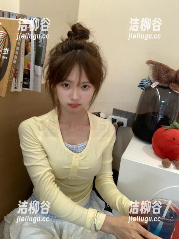 轻松穿搭指南：Candy Ball短裤美图与图包带你领略夏日风情.txt